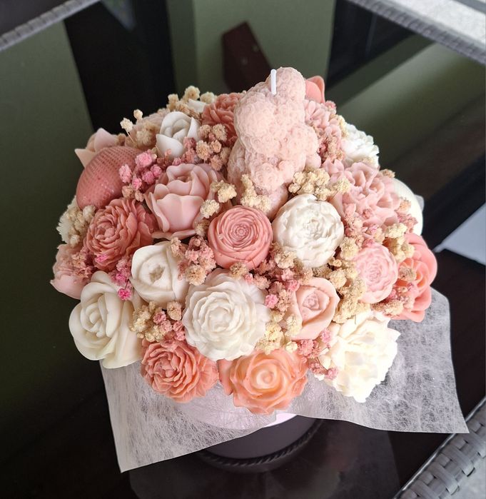 Flower box ze świeczek sojowych – różowy z misiem na zamowienie
