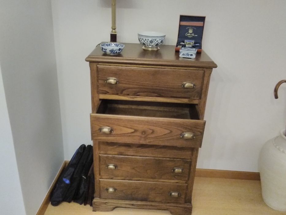 Móvel gaveteiro em madeira de castanho c/ novo Desocupar