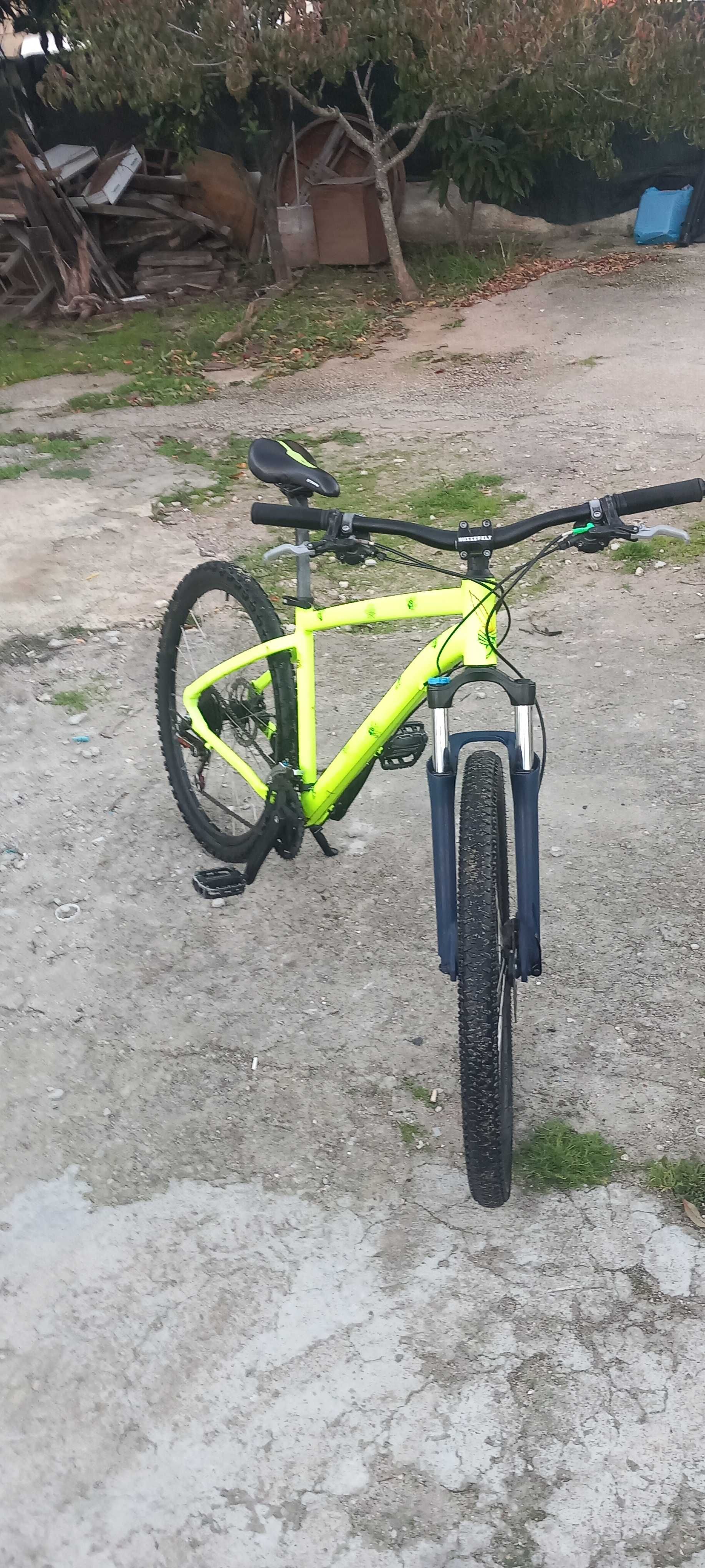 bicicleta verde fluorescente