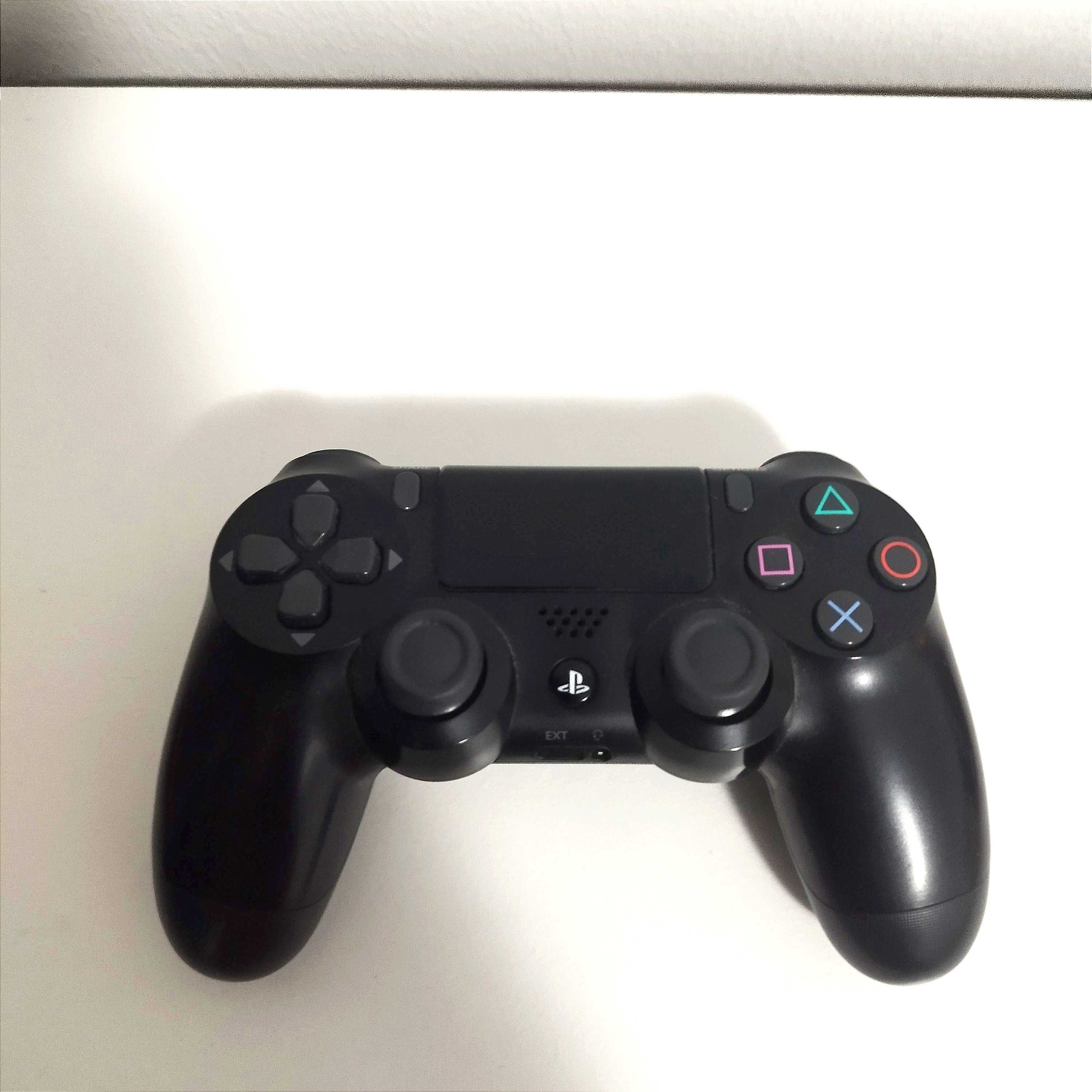 PS4 usada com comando(com cabos)