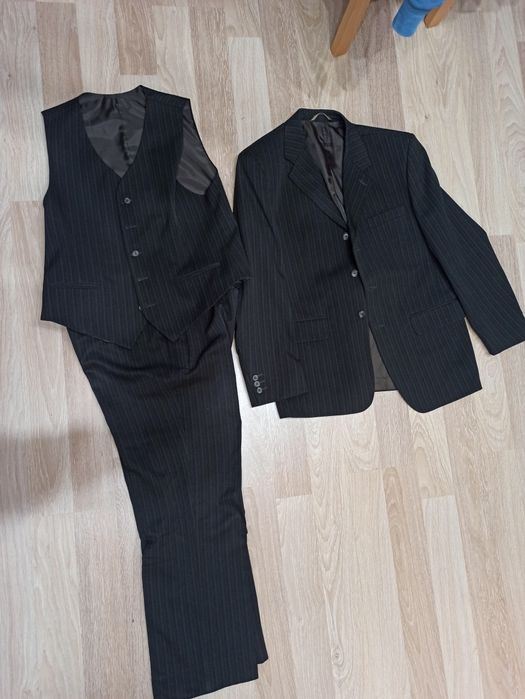 Garnitur z kamizelką plus spodnie. Komplet