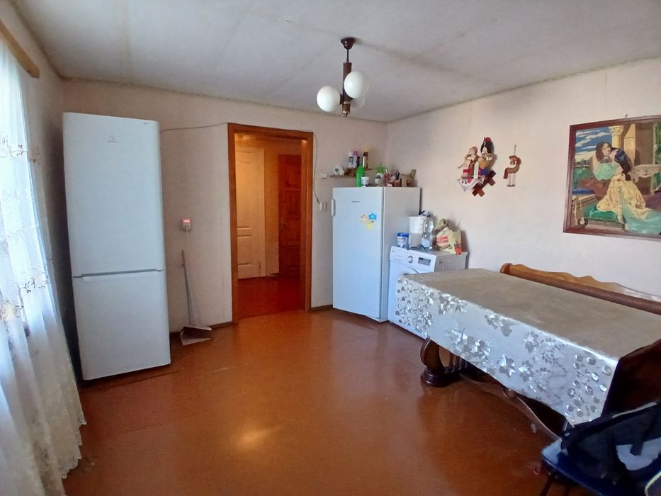 Продам Цілий Будинок на 3 сотках землі, є гараж.