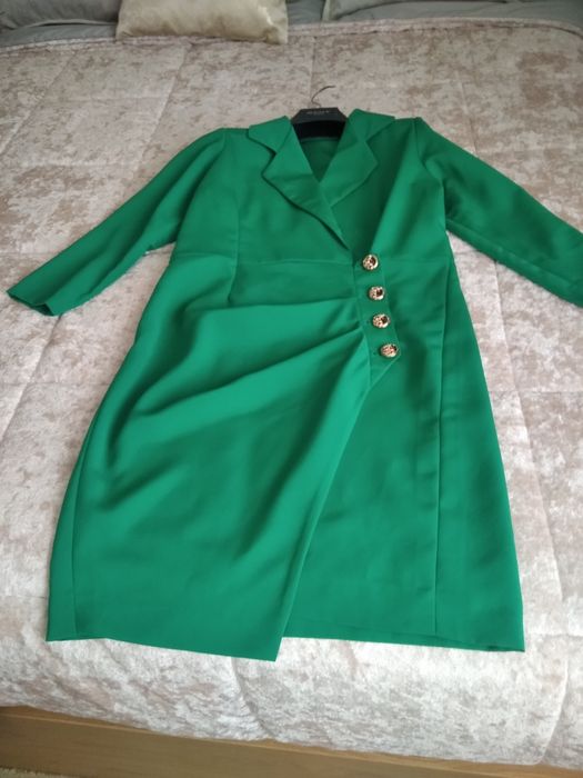Vestido verde com botões, meia manga.