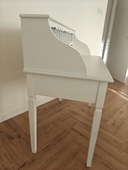 Sekretarzyk biały z nadstawką w stylu rustykalnym