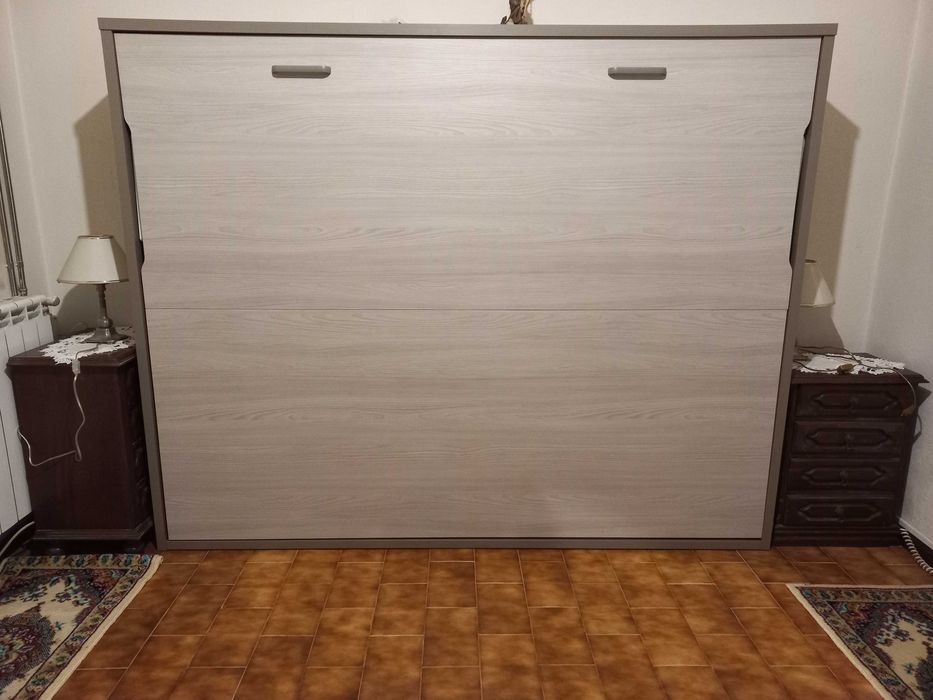 Cama casal que recolhe em móvel