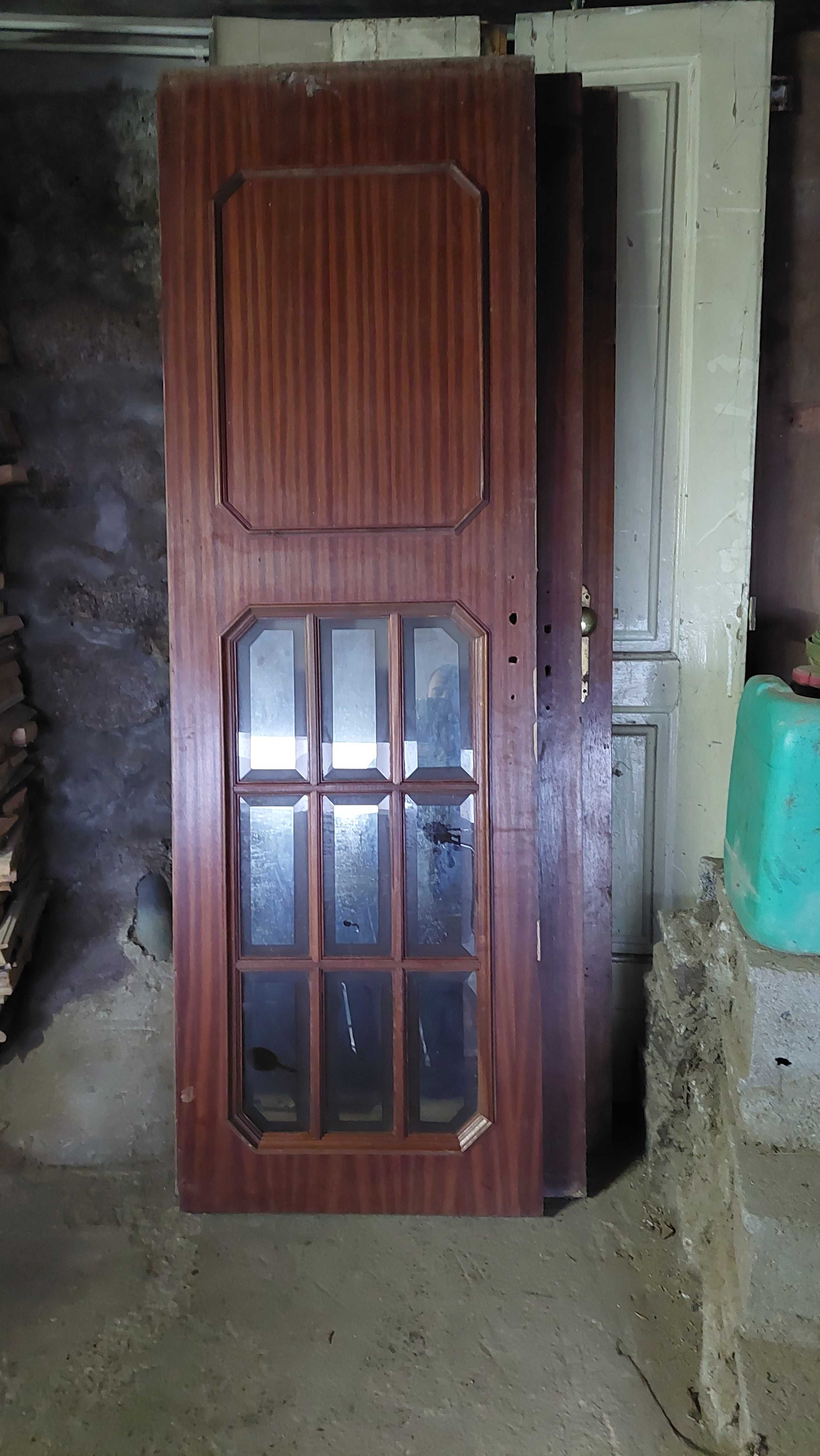 Portas de madeira maciça antigas e em bom estado