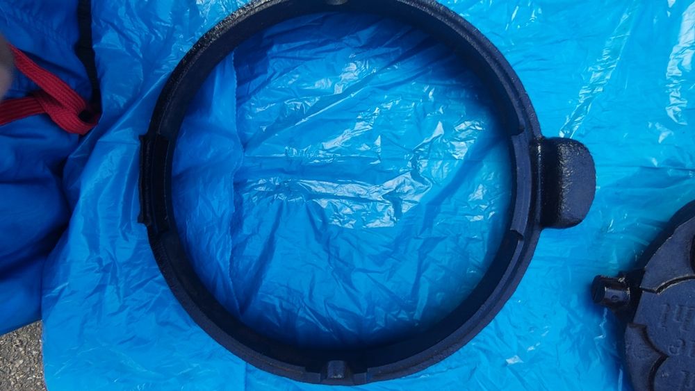 Żeliwna gofrownica z podstawą