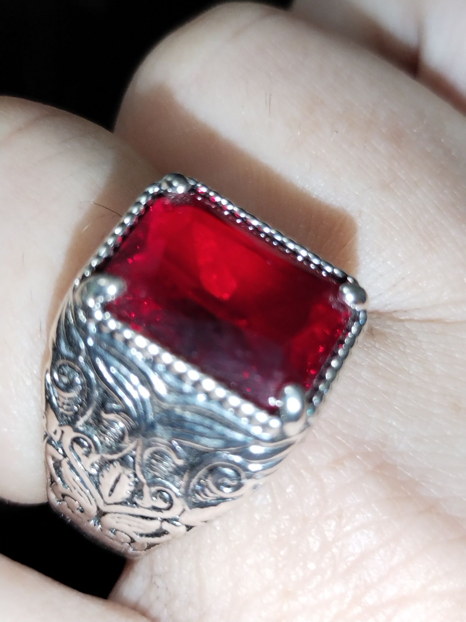 С красным камнем перстень или кольцо.