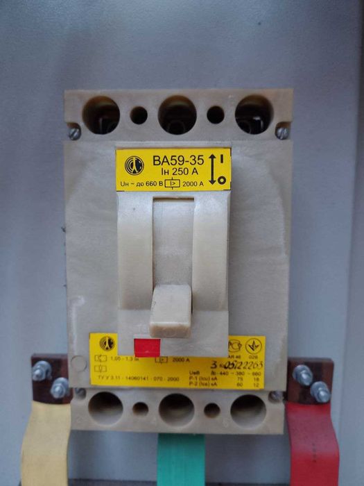 Электромонтажный шкаф  с выключателем и рубильником.