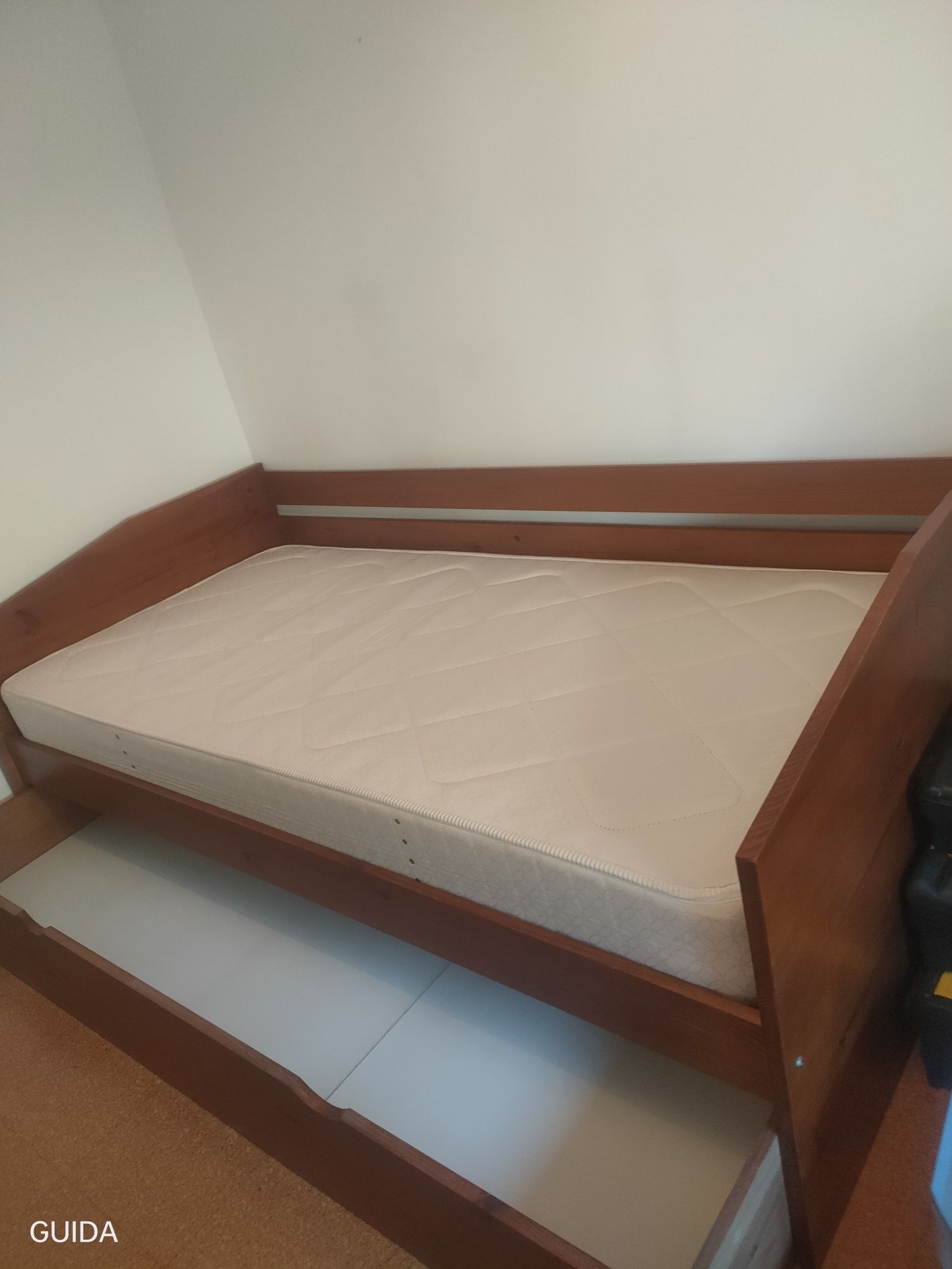 Cama em madeira de solteiro