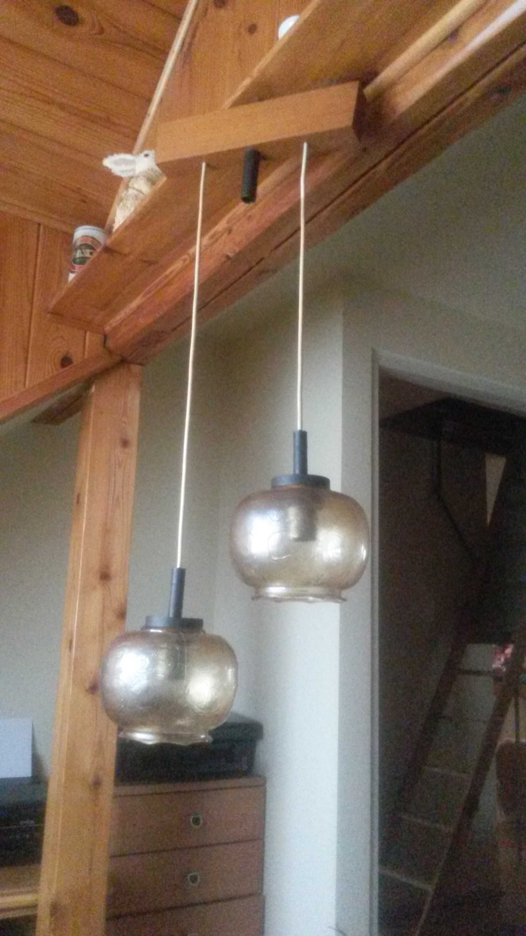 lampa sufitowa zwisająca na kablach