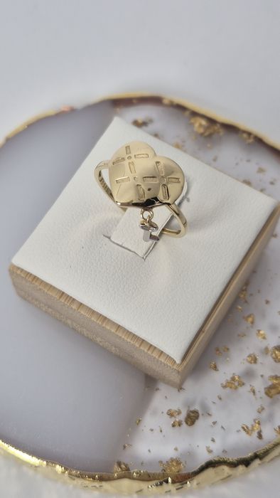 Złoty pierścionek serduszko z kluczykiem wiszącym