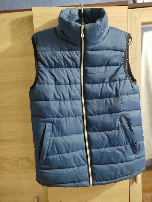 Класна жилетка синього кольору р.S-М. В гарному стані.