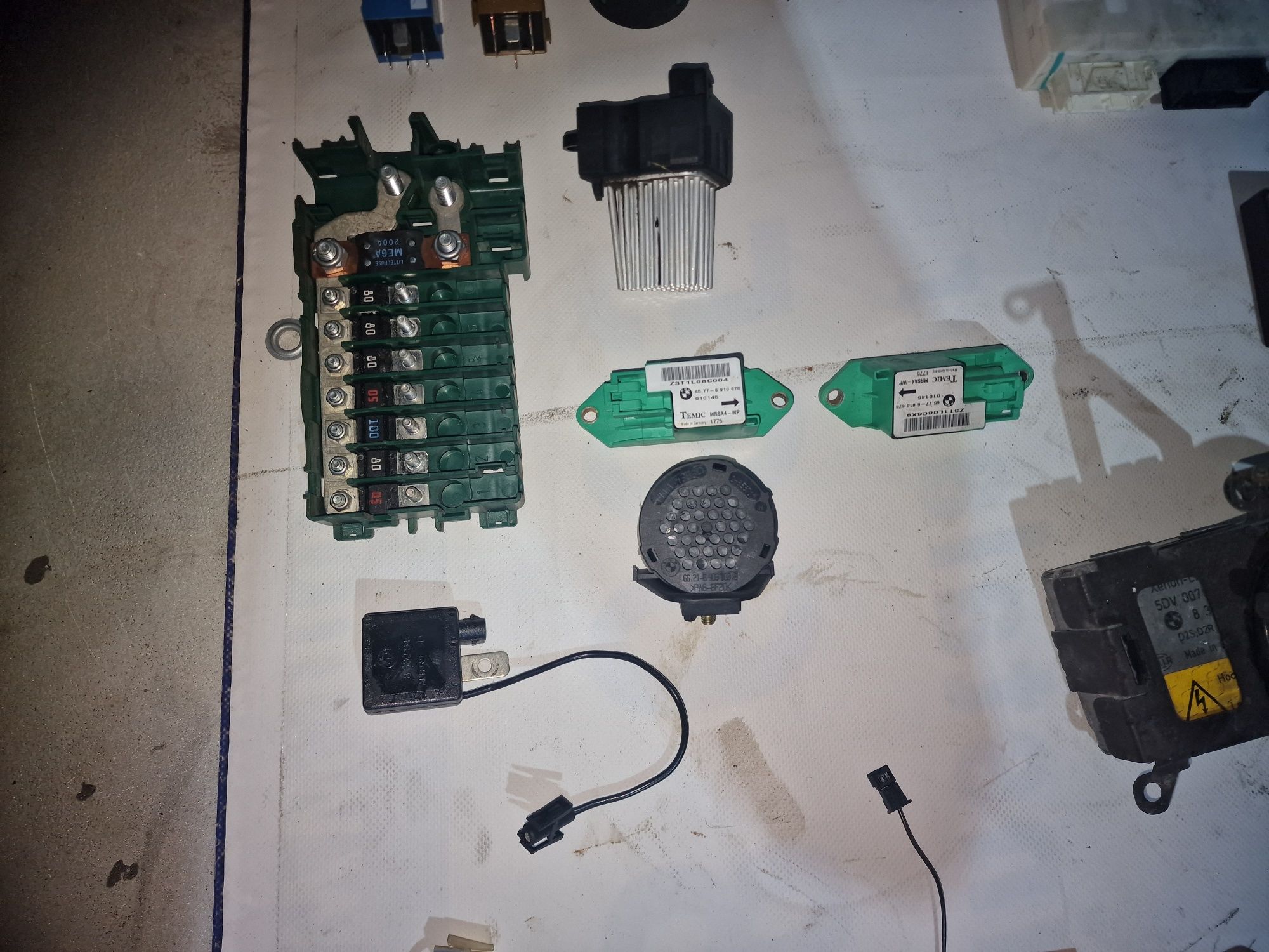 Moduły przekaźniki sterowniki bmw e39 Pdc airbag lwr gm rdc bosch