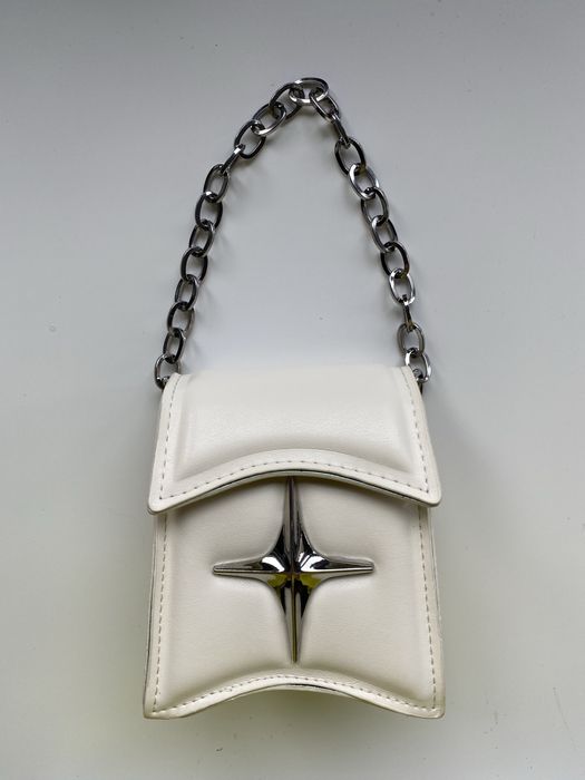 Biała torebka z regulacją