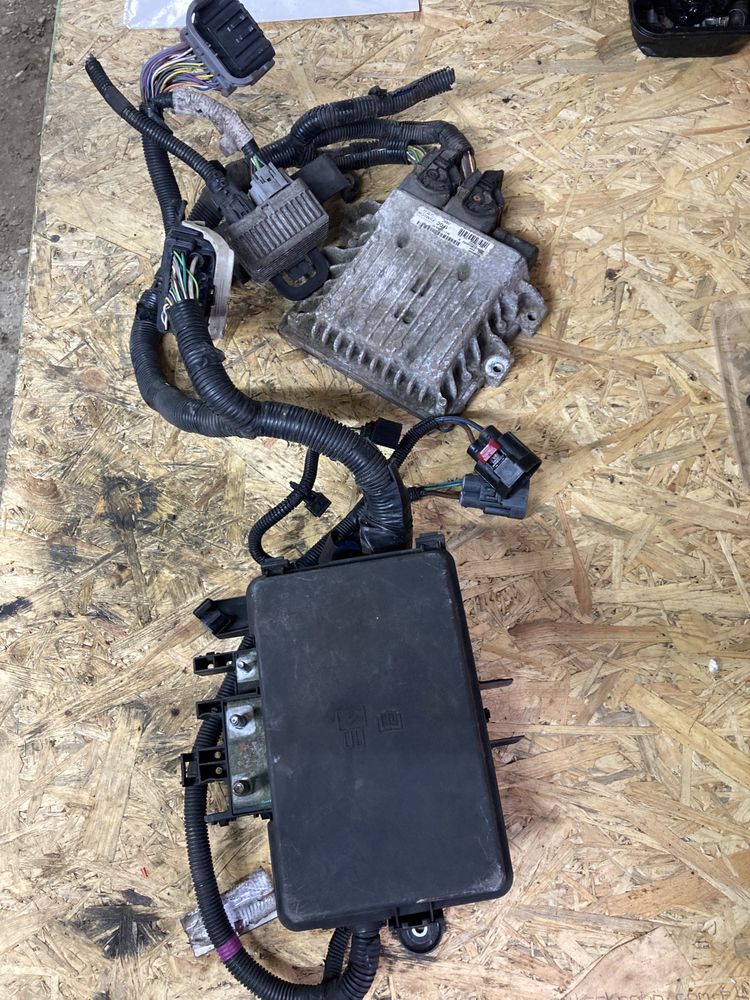 Niska cena! Skrzynka bezpieczników i ECU do Ford Custom 2.2 z 2014r.