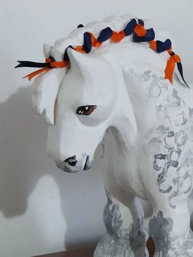 Cavalo de Madeira Pintado à Mão