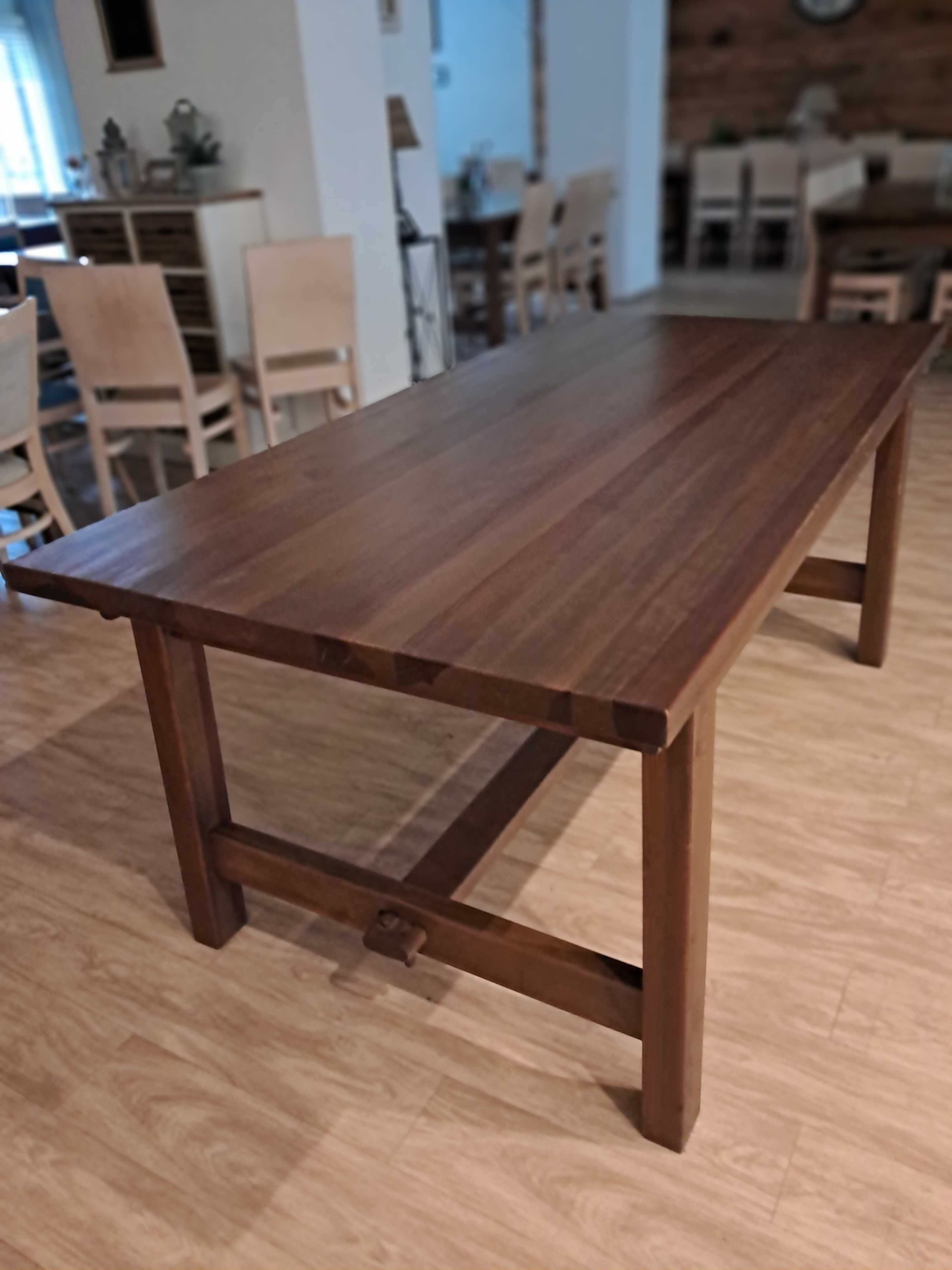 Stół drewniany czteroosobowy lub sześcioosobowy