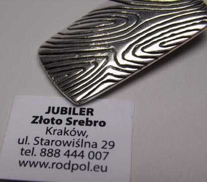 Srebrna prostokątna zawieszka ciekawy wzór