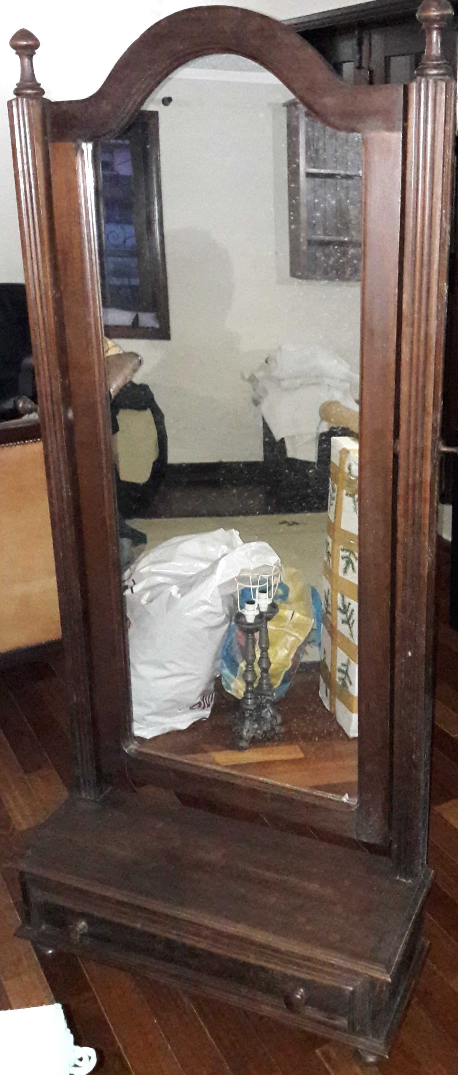 Espelho de pé antigo em madeira – Elegância e funcionalidade