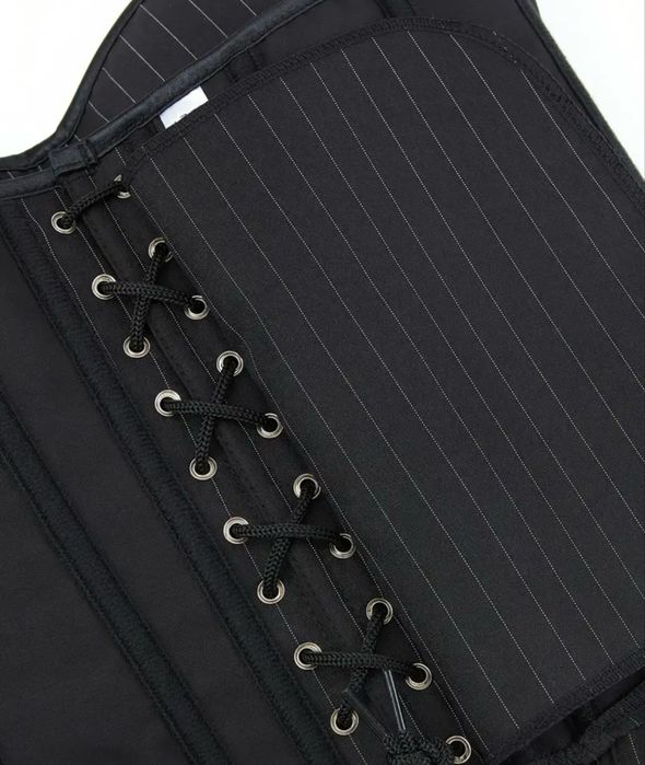 Чорний корсет у білу смужку