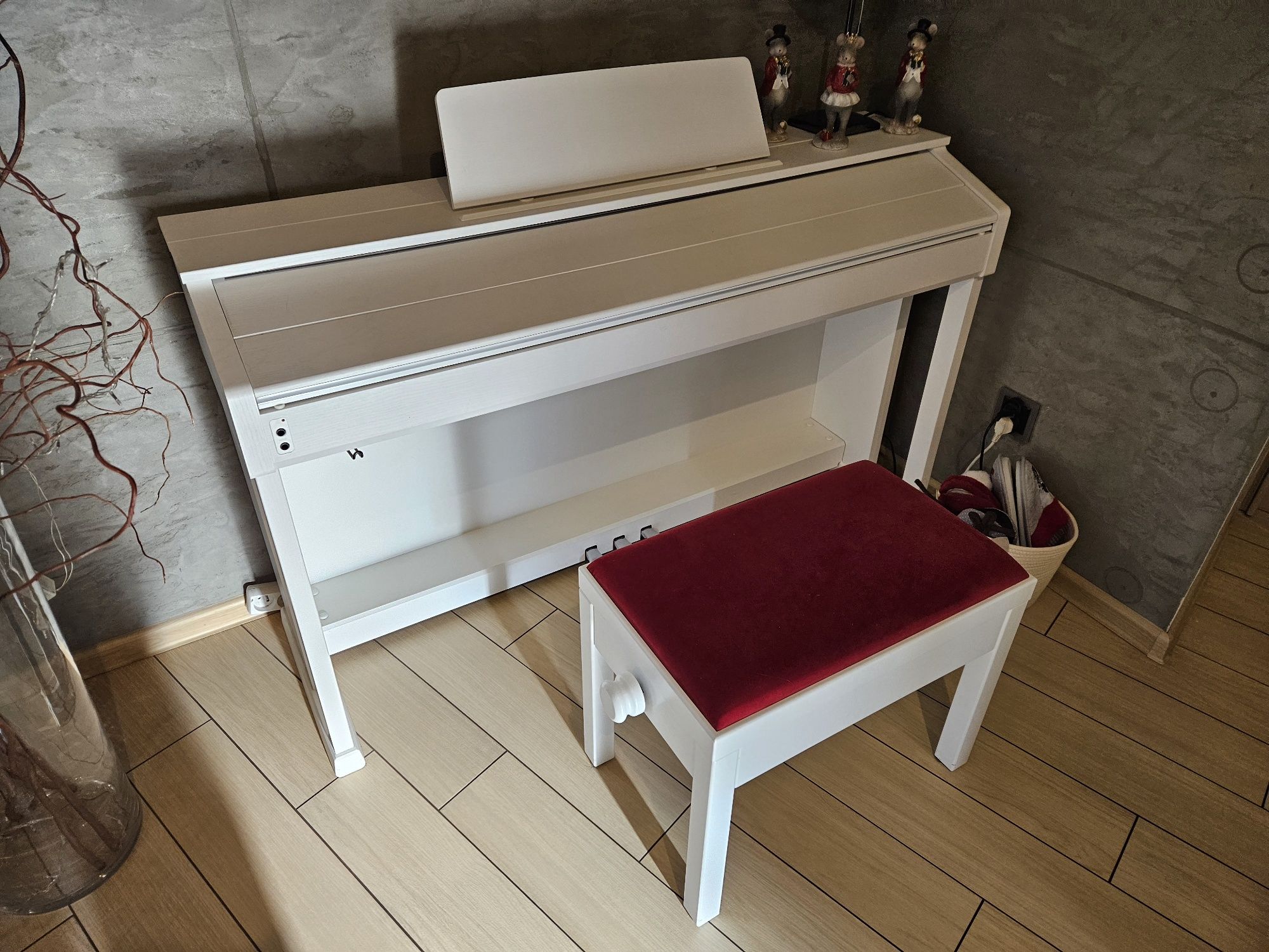 Białe pianino Casio Celviano AP-460 i ława