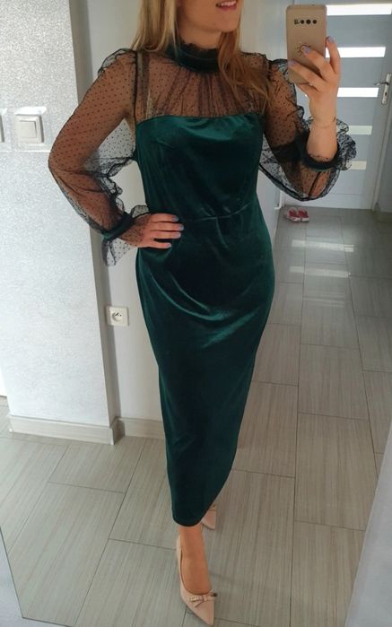 Kobieca sukienka z tiulowym dekoltem i bufiastymi rękawkami