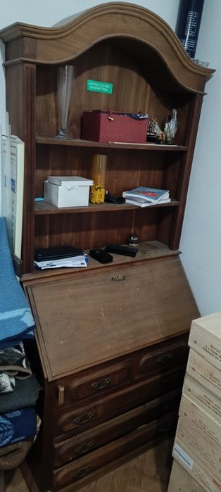 Escrivaninha em madeira maciça com alçado