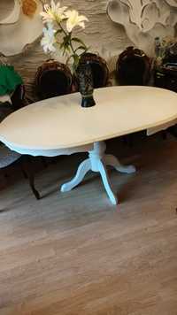 Biały drewniany rozkładany stół po renowacji