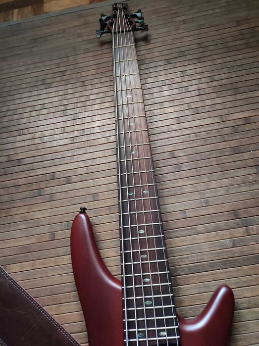 Baixo Ibanez 6 Cordas (SR506E Brown Mahogany) como novo  – Inclui Saco