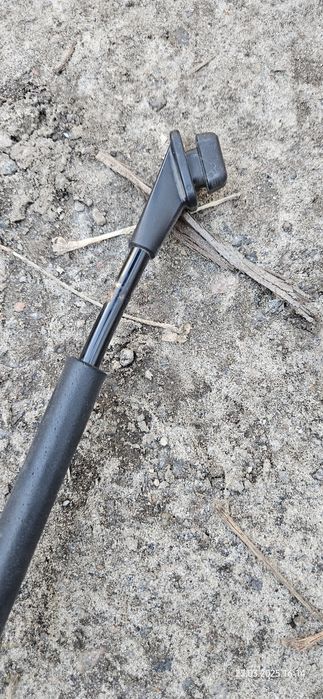 Тримач капота Kia Sportage