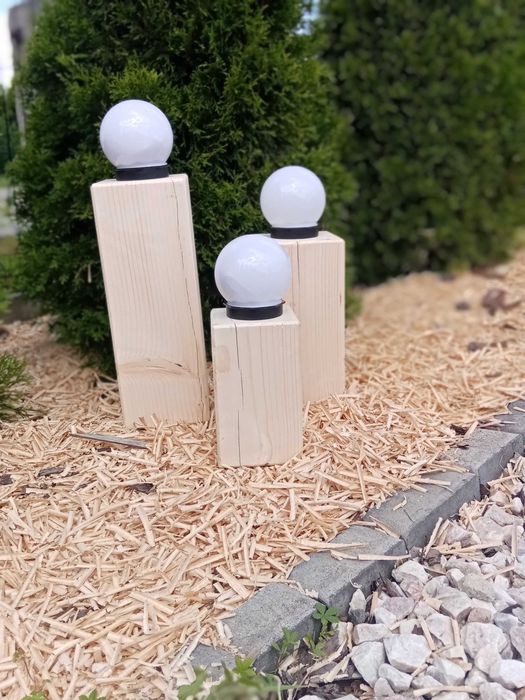 Zestaw lamp drewnianych do ogrodu