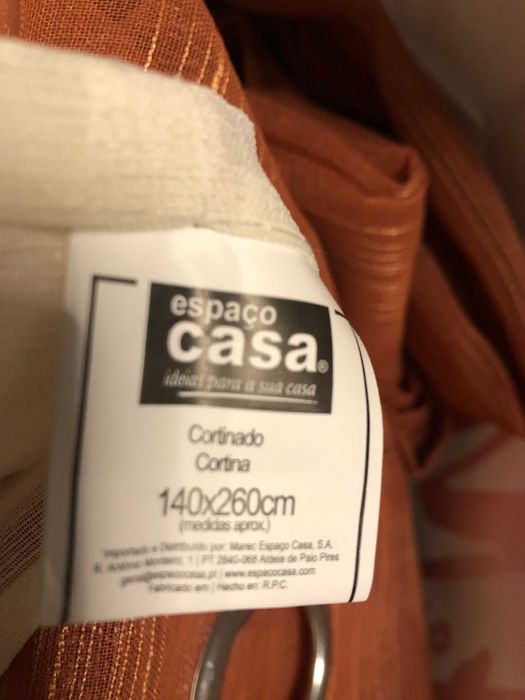 3 cortinados (2 laranja e 1 creme) transparentes