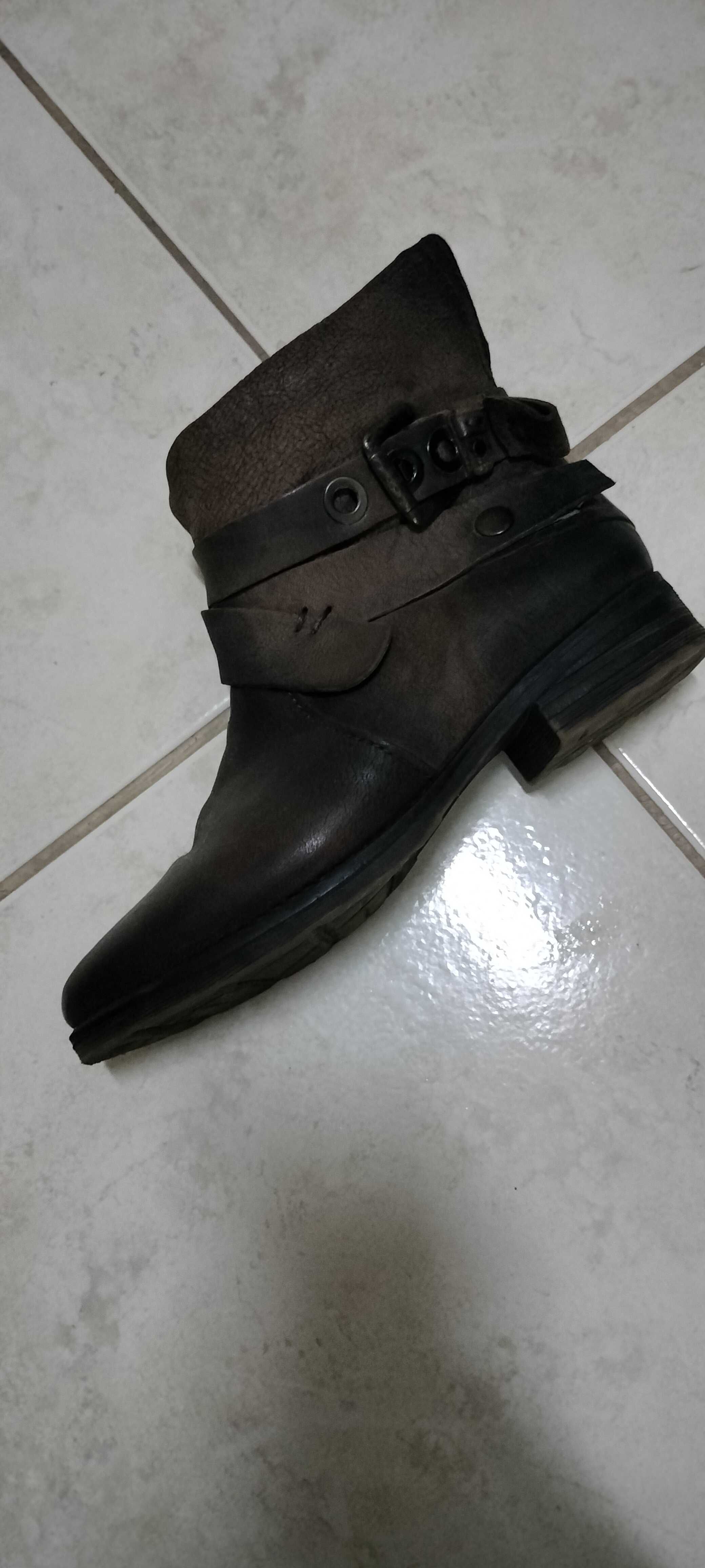 Botas de senhora em pele tamanho 36