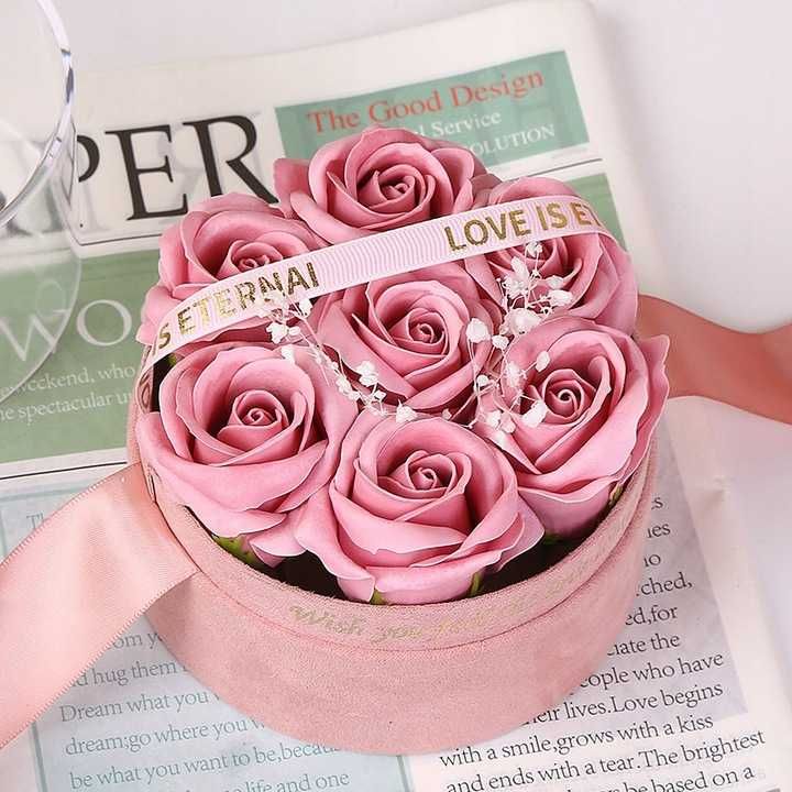 Flower Box – Aksamitne Pudełko z Mydlanymi Różami