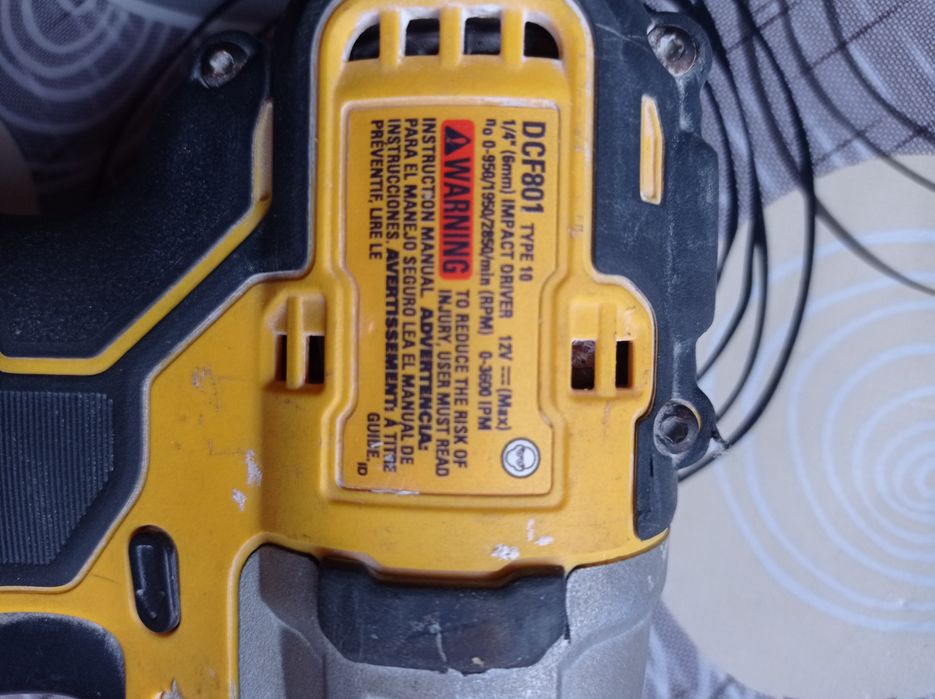 Шурупокрут Dewalt DCF801