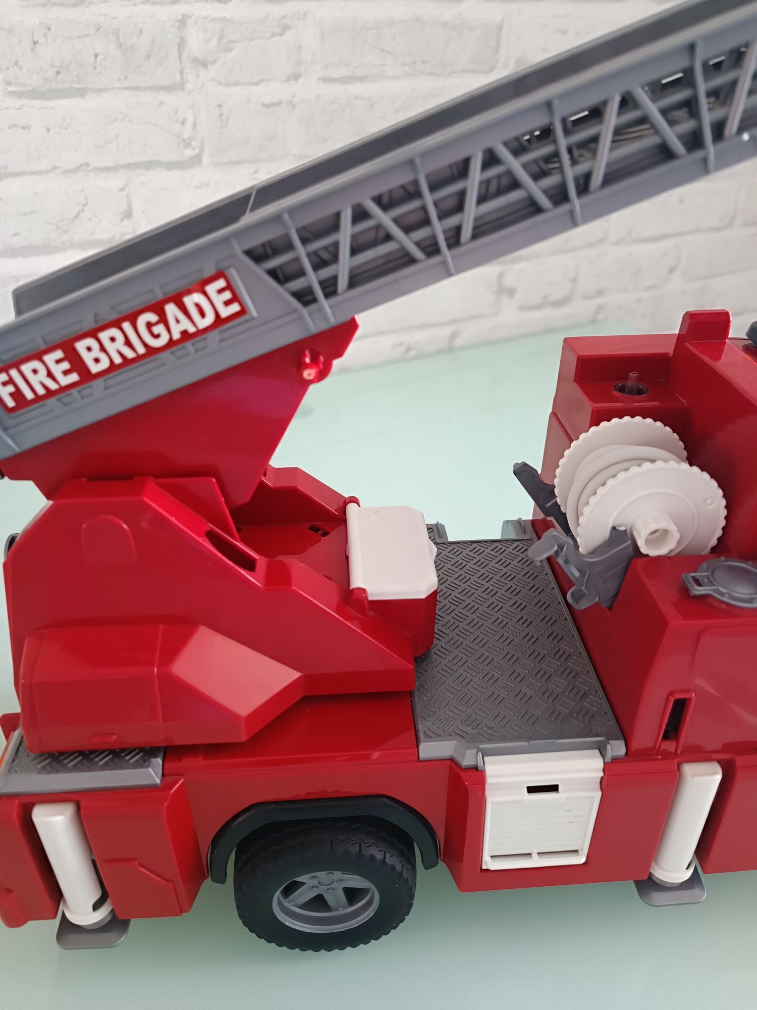 Іграшка пожежна машина bruder