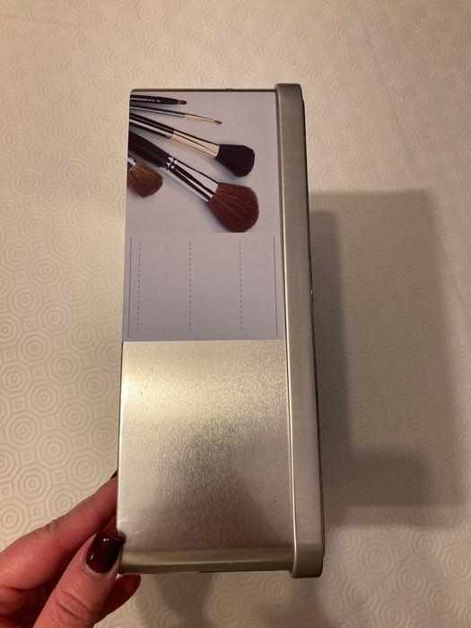 Caixa de metal para arrumação