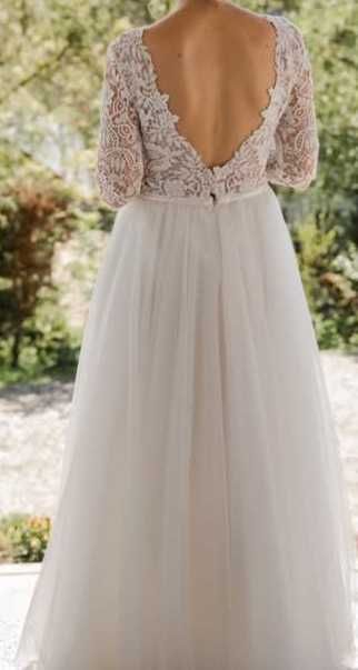 Biała piękna suknia ślubna