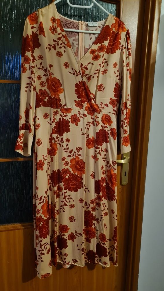 Elegancka sukienka w czerwone kwiaty, z paskiem. Rozmiar 40. Makalu