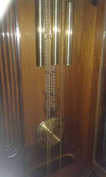 Móvel antigo com relógio