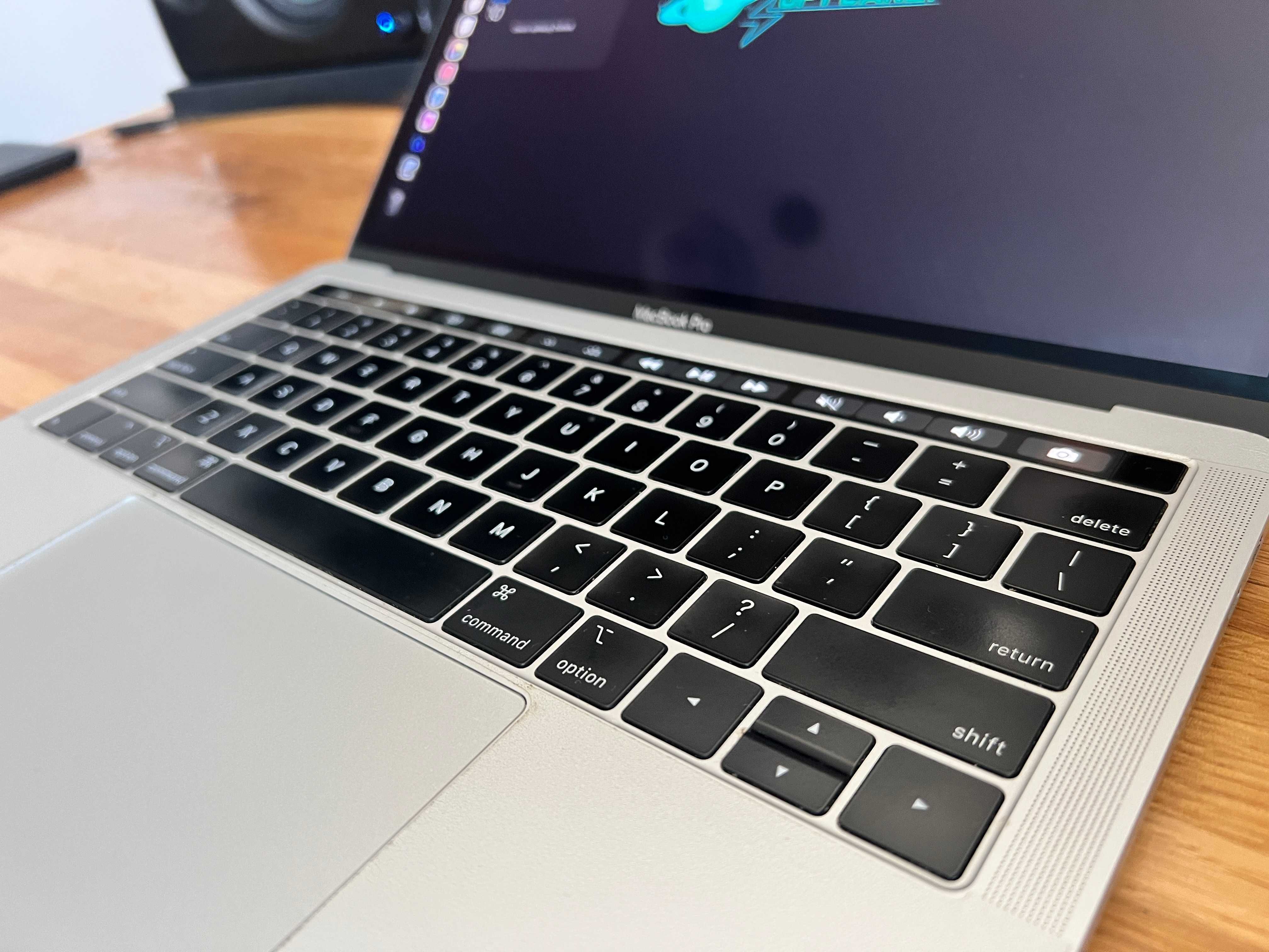 MacBook Pro 13” 2019 • i5 2.4 • 16GB • 512GB • Iris 655 • st. idealny