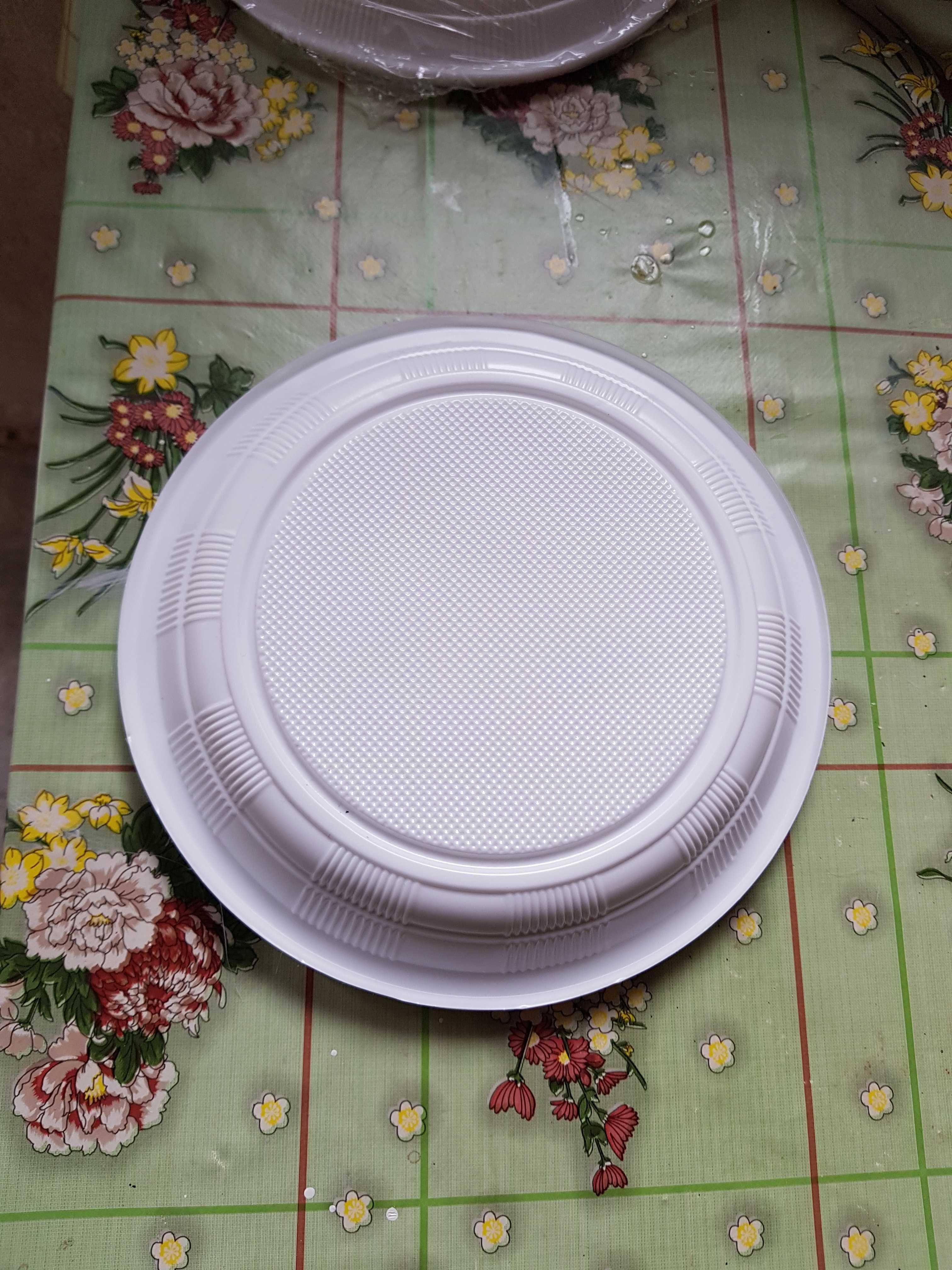 Zestaw plastikowych talerzy 8 szt.