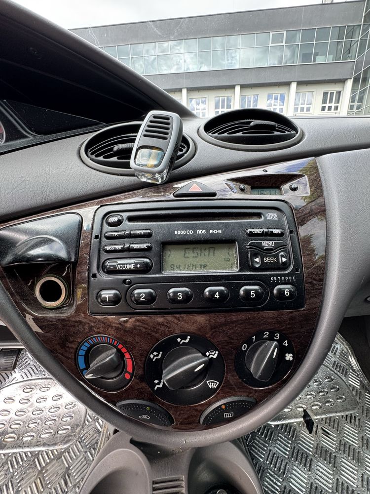 Ford Focus MK1 1999r – Czerwony Strzał z Charakterem!
