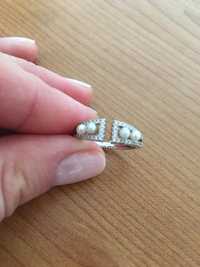 Srebrny pierścionek z perełkami i cyrkoniami rozmiar 13
