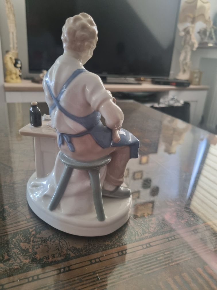 Duża Porcelanowa figurka/szewc