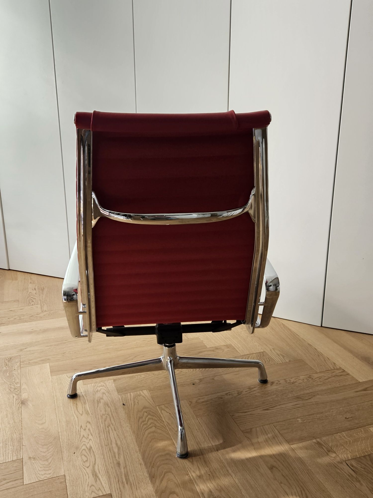 Vitra Aluminium Chair EA 124 Charles & Ray Eames Oryginalny