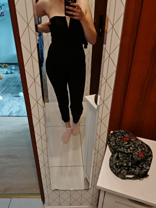 Piękny, czarny kombinezon bez ramiączek