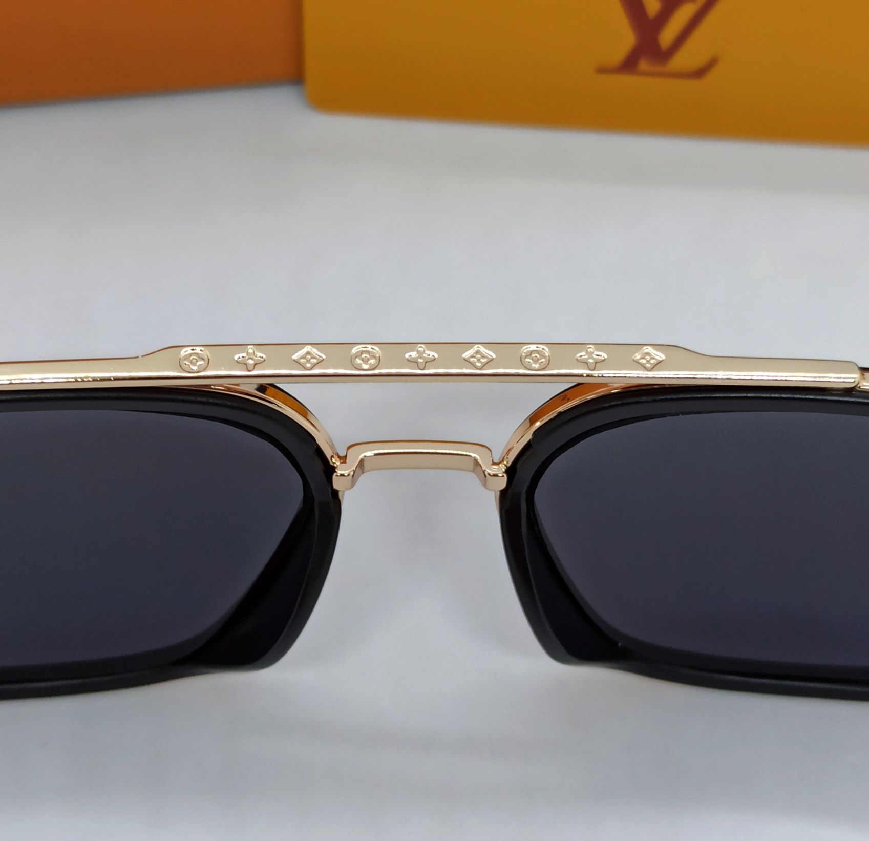 Louis Vuitton модные очки мужские черные однотонные в золотом металле