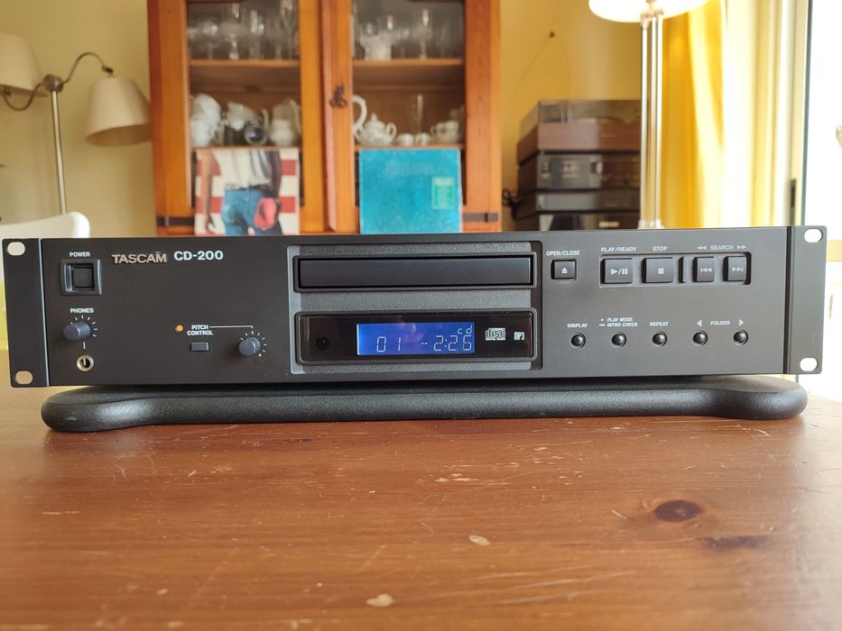 Tascam CD-200 – High-Quality CD Player Highly Valued!64409482923651124